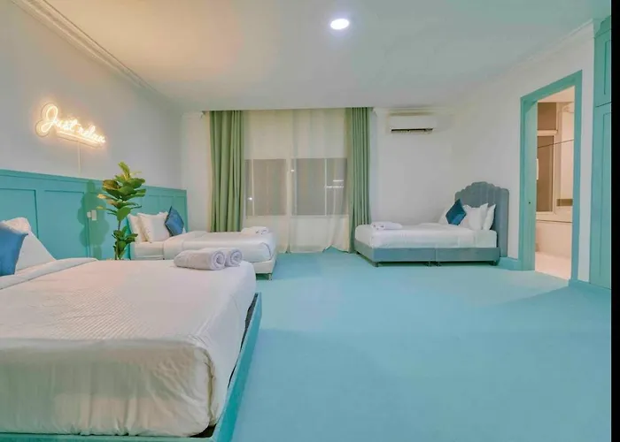 Pink House Exclusive Celebrity Mansion, Poblado