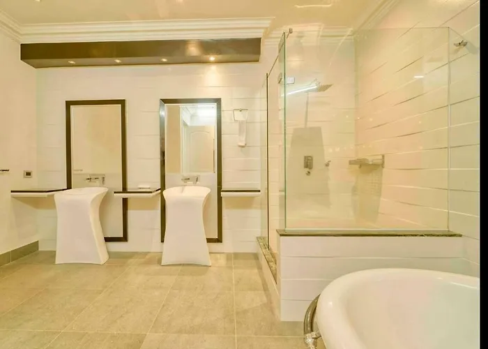 Pink House Exclusive Celebrity Mansion, Poblado